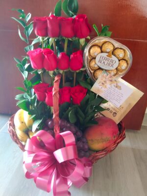 Canasta de frutas y ferrero corazón R95