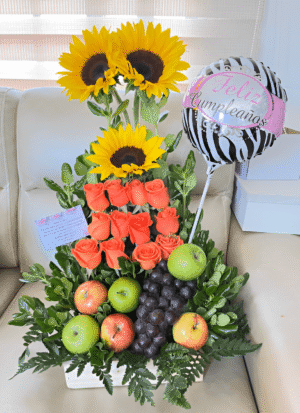 Caja de frutas, girasoles, rosas y globo R182
